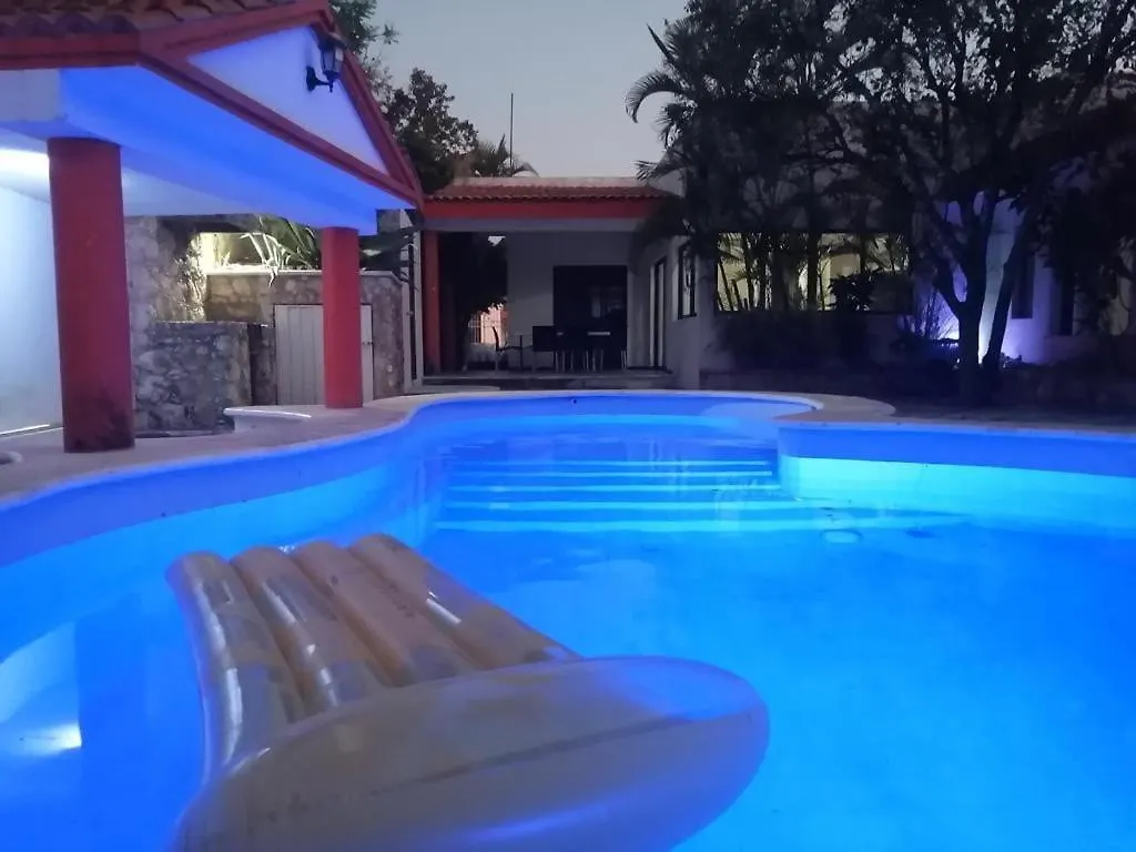 Espacio Creado Para 3 Personas Con Piscina Merida 0*,